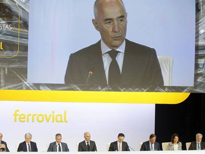 Rafael del Pino, presidente de Ferrovial, aparece en la pantalla durante la Junta General de Accionistas de 2017.