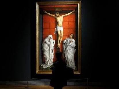 La pintura &quot;El Calvario&quot;, obra de Rogier van der Weyden, expuesta tras su restauraci&oacute;n.