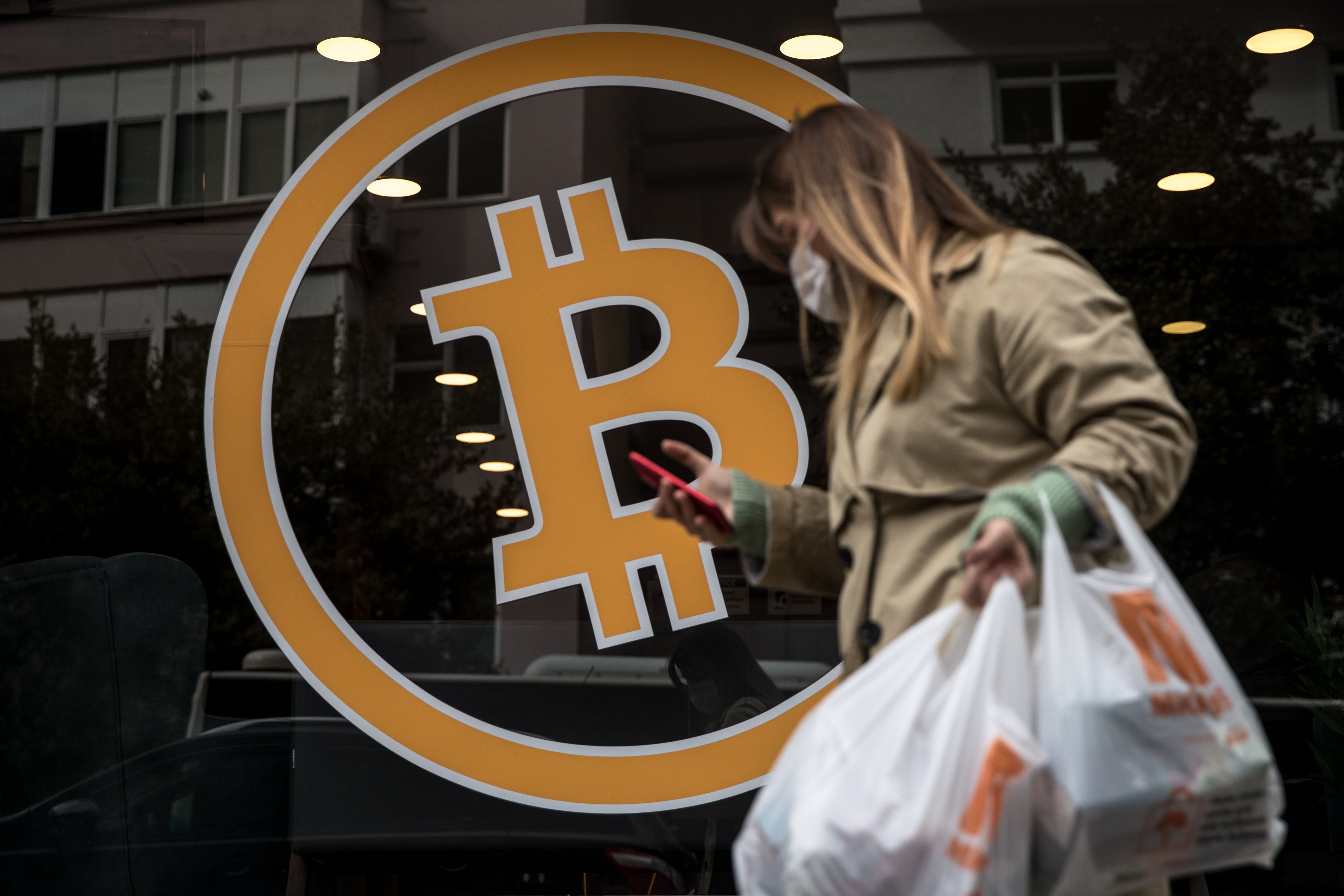 El mercado cripto se lanza tras los nuevos fondos ‘low cost’ de bitcoin
