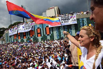 Lilian Tintori ondea una bandera venezolana durante una manifestaci&oacute;n contra Maduro el 26 de octubre.