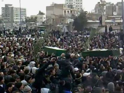Captura de un v&iacute;deo del multitudinario funeral de v&iacute;ctimas de la represi&oacute;n del r&eacute;gimen de El Asad, este s&aacute;bado en Damasco.