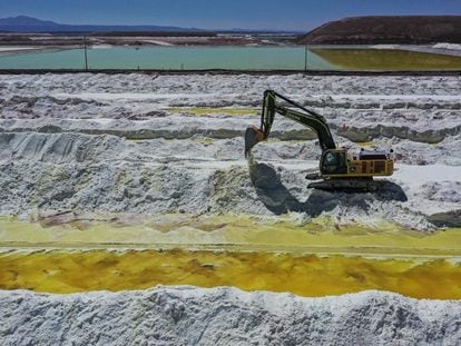 El precio de las materias primas ha lastrado a la industria europea. En la imagen, área de procesado de litio en una mina en Chile.