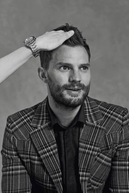 Ahora le arreglan el pelo. La chaqueta es de Prada y la camisa de Emporio Armani.