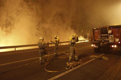  Los bomberos trabajan en la extinción del incendio, que comenzó en cinco focos al mismo tiempo