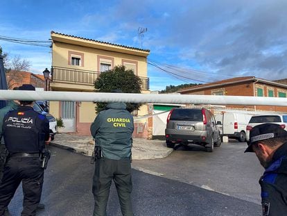Cordón policial frente a la vivienda en Morata de Tajuña (Madrid) donde se ha encontrado muertos a tres hermanos con signos de violencia.