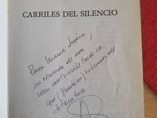 Ejemplar firmado de 'Carriles de silencio'.