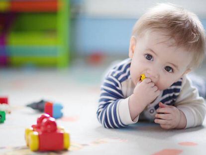 Un nadó juga amb unes joguines.