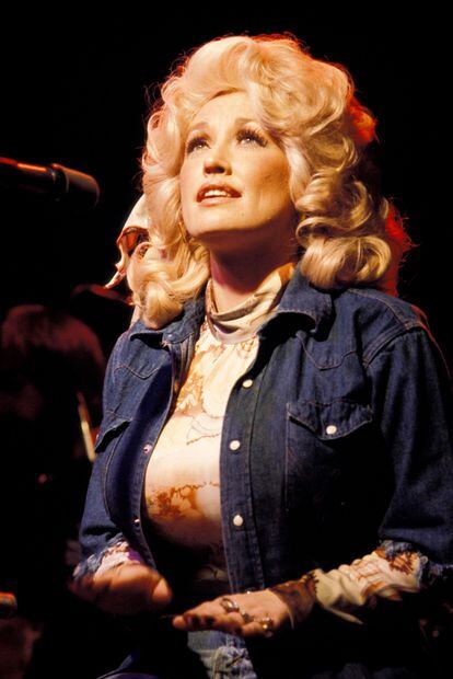 Dolly Parton apostó por la chaqueta vaquera entonces y lo sigue haciendo ahora.