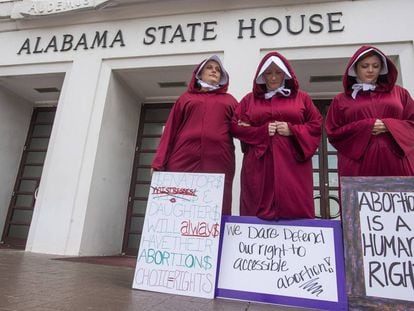 Mujeres protestando frente a la Casa del Estado de Alabama, en Montgomery, el pasado 17 de abril por la ley del aborto.