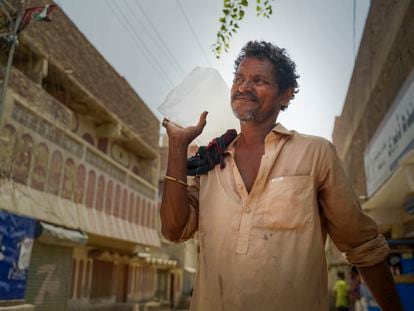 Un hombre sostiene un trozo de hielo para combatir el intenso calor en Hyderabad, Pakistán.