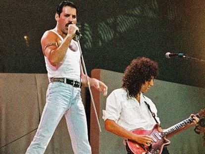 Freddie Mercury, con su camiseta ceñida de tirantes, y Brian May con su melena leonina. 13 de julio de 1985. Estadio Wembley. Londres. El rock nunca lo olvidaría.