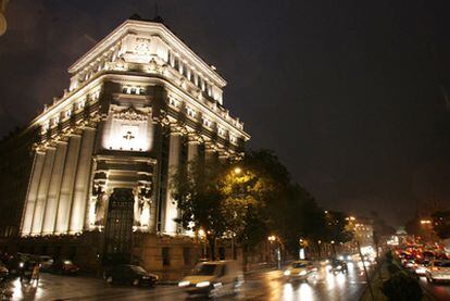 Imagen nocturna de la sede del Instituto Cervantes en la madrileña calle de Alcalá.