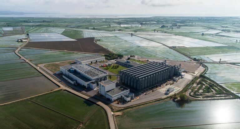 Fábrica de arroz de la empresa Nomen, rodeada de arrozales en el delta del Ebro.