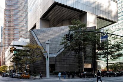En primer plano, la Iglesia luterana de San Pedro. Sobre ella, el edificio de Citigroup, apoyado sobre un elemento central y cuatro pilares en el centro de las caras del prisma.
