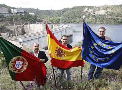 João Henriques, vicepresidente de Mogadouro; José Luis Pascual, alcalde de Trabanca, y José Aires, vicepresidente de Torre de Moncorvo, posan en la frontera hispano-portuguesa.