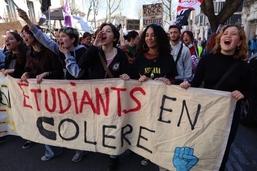 Un grupo de estudiantes participa en la jornada de huelga, en Montpellier (sur de Francia). 