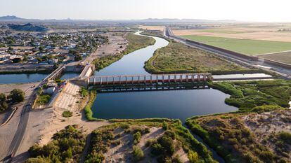 La presa desviadora Morelos, que redirige la mayor parte del cauce hacia el canal de irrigación (que fluye hacia la izquierda de la imagen).