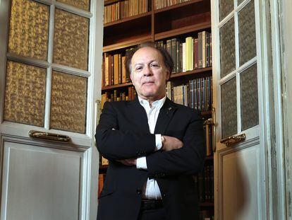 El escritor Javier Marías en su domicilio de Madrid.