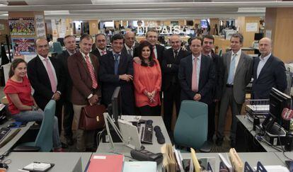 Médicos del hospital Ramón y Cajal (Madrid) durante su visita a EL PAÍS esta mañana. Con ellos, Antonio Caño (quinto por la derecha, director de EL PAÍS) y Eva Saiz (a la izquierda, subdirectora del periódico).