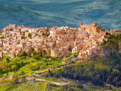 Vista del pueblo de Calascibetta, en el corazón de Sicilia.
