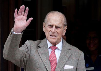 El duque de Edimburgo, esposo de la reina Isabel II, fue ingresado el martes por la noche en un hospital de Londres como "medida de precaución" tras haberse "sentido mal", según informó este miércoles el Palacio de Buckingham. El duque, de 99 años, permanecerá "en observación" en el centro médico King Edward VII durante "algunos días" para que pueda descansar, según la residencia oficial de la soberana británica y su marido.