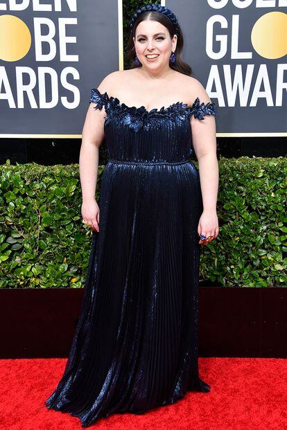 Beanie Feldstein, nominada a mejor actriz protagonista de comedia o musical por Superempollonas, eligió una diadema para completar su estilismo, firmado por Oscar de la Renta.