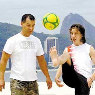 Ulf y Martin Lindberg, el hijo y el nieto suecos de Garrincha (abajo), juguetean en Río de Janeiro, donde acaban de conocer a su familia brasileña.