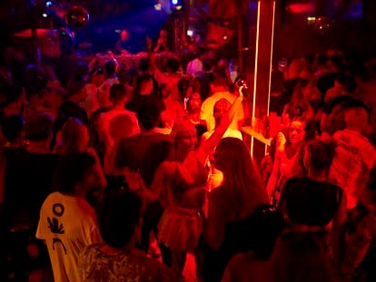 Una mujer baila entre el gentío en la fiesta de cierre de Bora Bora