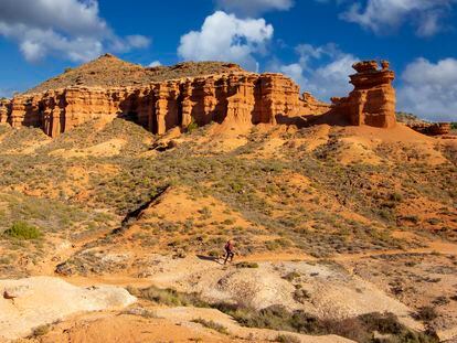 Una excursionista recorriendo la sierra de Armantes, un paisaje lunar en el Sistema Ibérico zaragozano.