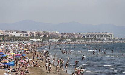 Las playas de Valencia se llenan de bañistas por las altas temperaturas.