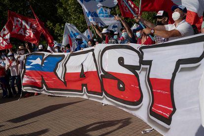 Simpatizantes de José Antonio Kast asisten al mitin de clausura de su campaña en el Parque Araucanos, el jueves en Santiago.