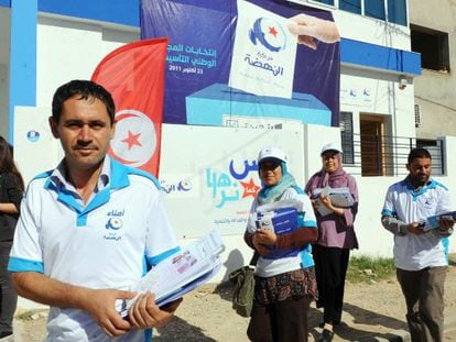 Miembros del partido islamista Ennnahdha distribuyen panfletos electorales en T&uacute;nez.
  