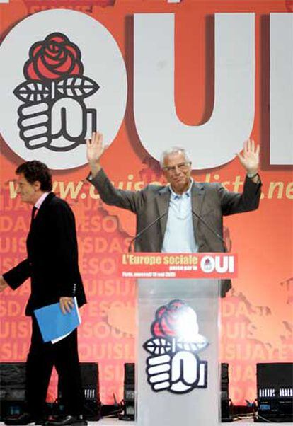 Josep Borrell participa en un mitin de París a favor de la Constitución en el que se han dado cita una treintena de líderes europeos.