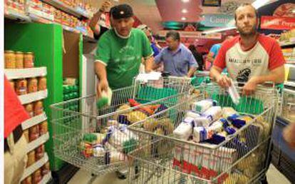 Algunos de los 200 militantes del Sindicato Andaluz de Trabajadores (SAT) que han entrado hoy en un supermercado de Écija (Sevilla) para llevarse alimentos de primera necesidad destinados a un comedor social de Sevilla.