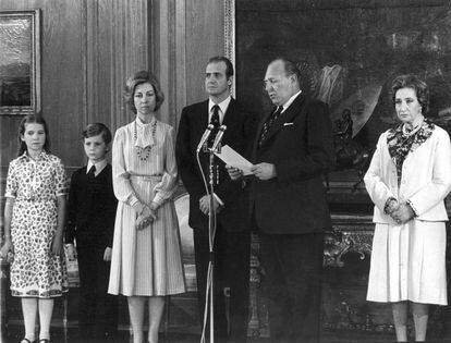 Don Juan de Borbón cede sus derechos dinásticos al rey Juan Carlos I. De izquierda a derecha: la infanta Elena, el príncipe Felipe, la reina Sofía, el rey Juan Carlos, don Juan, doña María de las Mercedes, en el palacio de la Zarzuela el 14 de Mayo 1977.