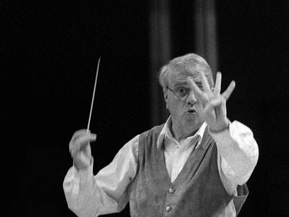 El compositor y director Cristóbal Halffter, durante un ensayo con la Orquesta Nacional de España de la obra 'Las turbas', en 1996.