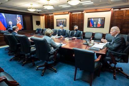 El presidente Biden participa, junto a varios colaboradores, en la videoconferencia del martes con Putin, en una foto cedida por la Casa Blanca.
