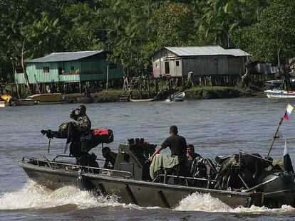 Una lancha del ejército colombiano patrulla por uno de los ríos de la costa del Pacífico.