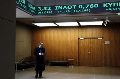 Un operador de mercados en la entrada de la Bolsa de Atenas.