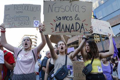 Concentración en Valencia en protesta contra  de la puesta en libertad de los miembros de La Manada, el 22 de junio de 2018.