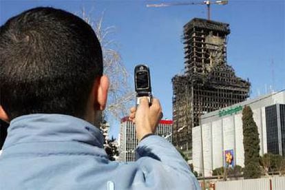 El uso de la imagen se ha democratizado y cualquier testigo en el lugar adecuado puede captar una noticia. En la imagen, el edificio Windsor, de Madrid, tras el incendio que lo destruyó.