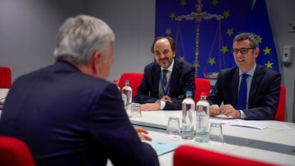 El ministro de Justicia, Félix Bolaños, a la derecha, durante la reunión con el comisario europeo de Justicia, Didier Reynders, de espaldas, este jueves.