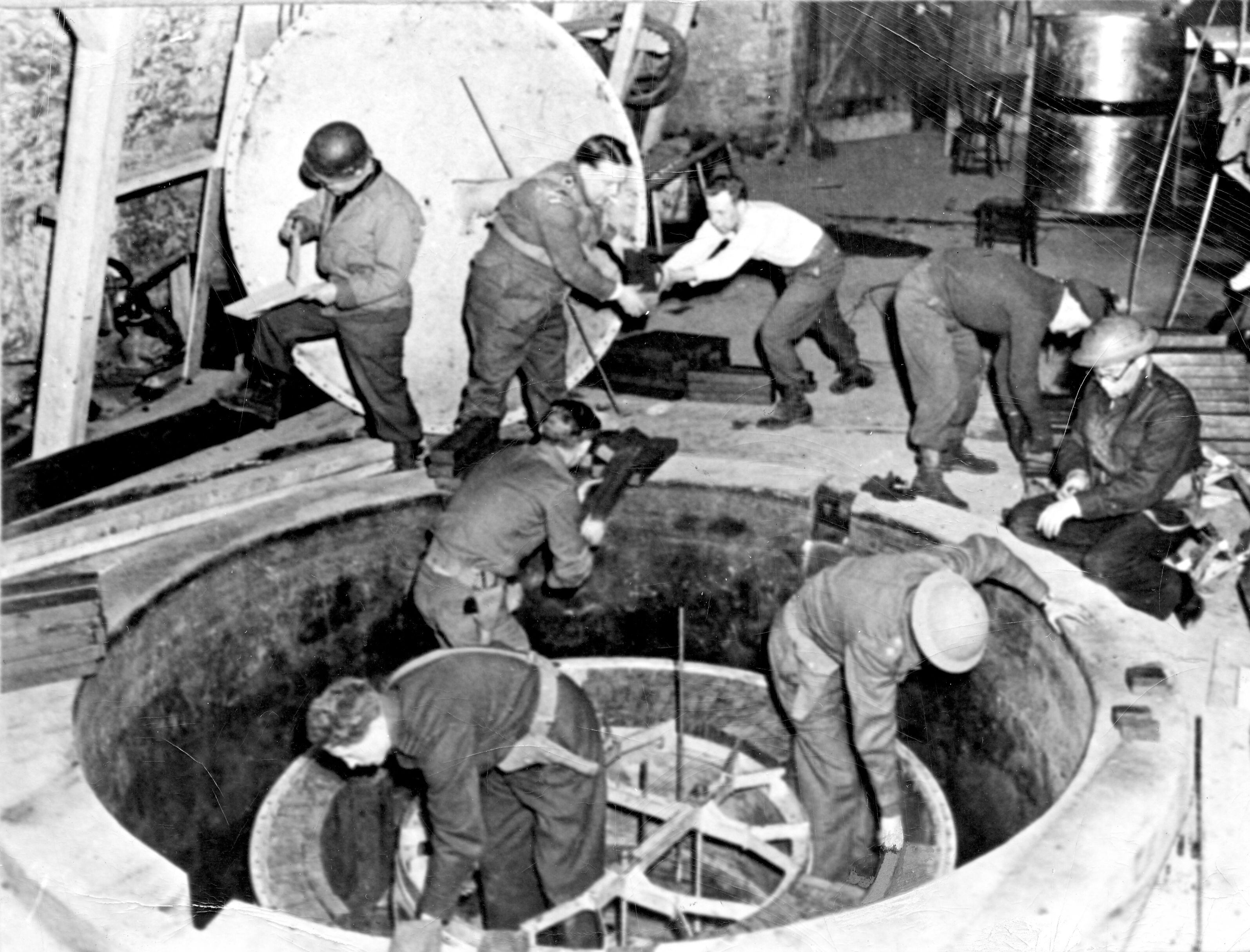Personal militar estadounidense desmonta el reactor experimental nazi en Haigerloch al final de la guerra.