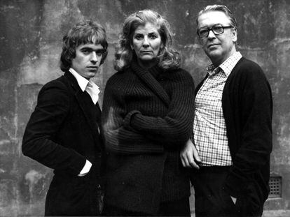 Elizabeth Jane Howard con su esposo Kingsley Amis y el hijo de ambos, el escritor Martin Amis.