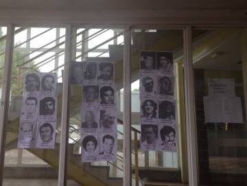 Carteles con fotos de etarras colocados en el instituto de Hernani.