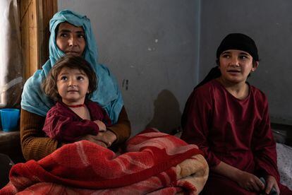 Shukria, de 35 años, junto a dos de sus hijas. Roya, de 16, y Samira, de tan solo dos.  Las tres viven en un centro de desintoxicación.