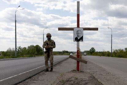 Un retrato del presidente ruso, Vladímir Putin, en una cruz que representa su tumba, en un puesto de control en las afueras de Dnipró, en el sur de Ucrania. 