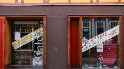 Una tienda con carteles contrarios a AfD en Nordhausen, este domingo.
