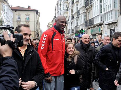 Lamar Odom, rodeado de aficionados en Vitoria.