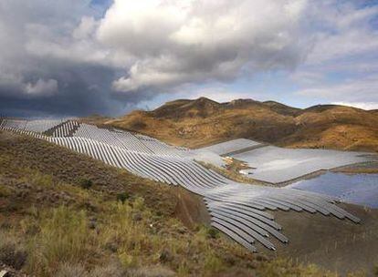 Planta de energía solar fotovoltaica en la localidad almeriense de Lucainena de las Torrres.